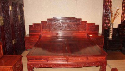 紅木家具有哪些特點(diǎn)，我們?nèi)绾伪ｐB(yǎng)